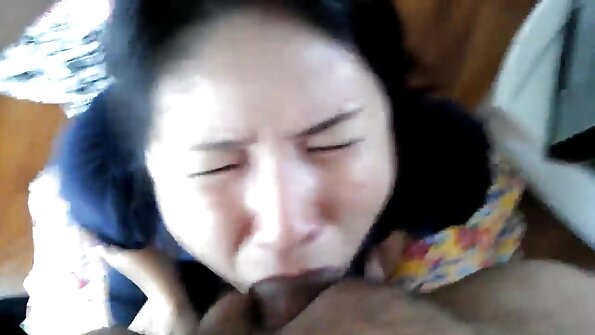 Ihne noor Aidra Fox sõidab aluspükstes suure riistaga