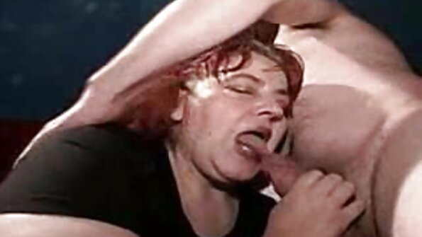 Kurvikas MILF raputab kõva nokiga sõites oma suurt saaki