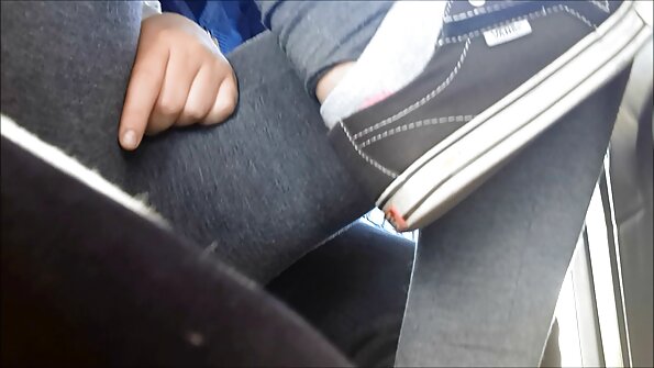 Lokkis juustega beib Sunny persses oma kitsa teismelise sitapea