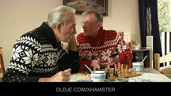 Kutt keppib ladina kasuõde pimedas toas, et mitte tähelepanu tõmmata