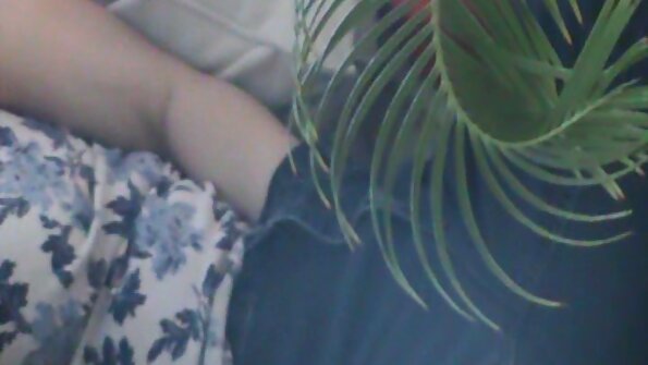 Linda Sweet ja jõuline partner seksivad pubis tulihingeliselt