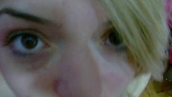 Lokkis juustega ingel on täiesti alasti ja üksi diivanil