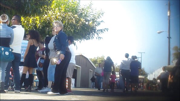 Alasti pinup-tüdrukud söövad sensuaalses kolmes snatch’i