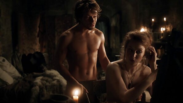 Ebony beib lõbutseb oma valge kasuisaga